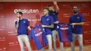 Pemain Barcelona, Lionel Messi, Neymar, Gerard Pique, dan Arda Turan saat menunjukan jersey baru La Blaugrana di Tokyo, Jepang (13/7/2017). Barcelona resmi merilis jersey baru dengan Rakuten sebagai sponsor utama musim ini. (AP/Eugene Hoshiko)