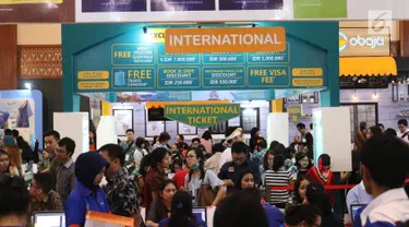 Pengunjung mencari info pemesanan tiket pada pameran Garuda Indonesia Travel Fair (GATF) 2018 Phase II di Jakarta Convention Centre, Senayan, Jumat (5/10). GATF 2018 Phase II dibuka mulai hari ini hingga 7 Oktober mendatang. (Liputan6.com/Angga Yuniar)