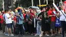Calon penonton antre untuk masuk menyaksikan laga final bulu tangkis beregu putra di Istora Senayan Jakarta, Rabu (22/8). Laga final bulu tangkis beregu putra mempertemukan Indonesia melawan China. (Liputan6.com/Helmi Fithriansyah)