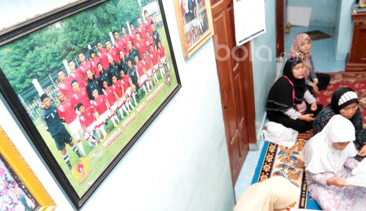 Keluarga memadati rumah duka almarhum Achmad Kurniawan di Cijantung, (11/1/2017). (Bola.com/Nicklas Hanoatubun)