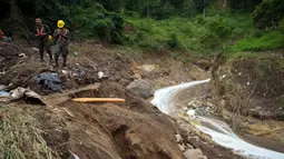 Banjir tersebut menghancurkan setidaknya enam rumah, menurut badan Koordinasi Nasional untuk Pengurangan Bencana Guatemala (CONRED). (AP Photo/Moises Castillo)