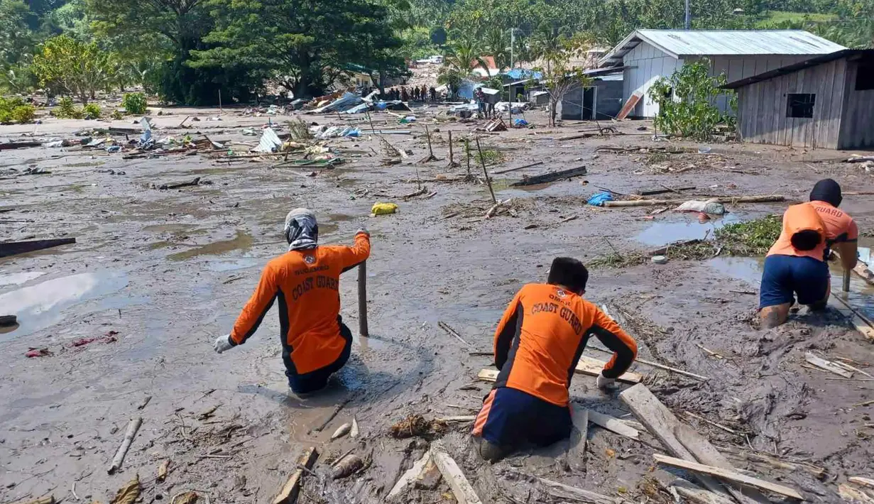 Tim penyelamat mencari korban yang hilang dalam tanah longsor setelah Badai Tropis Nalgae menghantam Barangay Kusiong, Datu Odin Sinsuat, Provinsi Maguindanao, Filipina Selatan, Senin (31/10/2022). Sekitar 2,4 juta orang terkena dampak Badai Nalgae. (Philippine Coast Guard via AP)