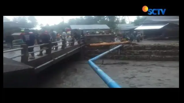 Banjir bandang yang terjadi di Kolaka, Sulawesi Utara, menelan korban. Bapak dan anak terseret banjir bersama rumah mereka.