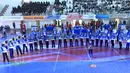 Penyanyi Kikan bernyanyi diiringi marching band pada Pembukaan Proliga 2016 putaran pertama di GOR Ken Arok, Malang, Jumat (19/2/2016). (Bola.com/Nicklas Hanoatubun)