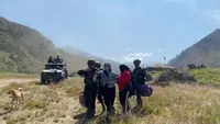 Momen evakuasi istri almarhum Aris Sanda, sopir yang tewas di Papua Pegunungan, Sinta Bilolo. (Dok. Istimewa)