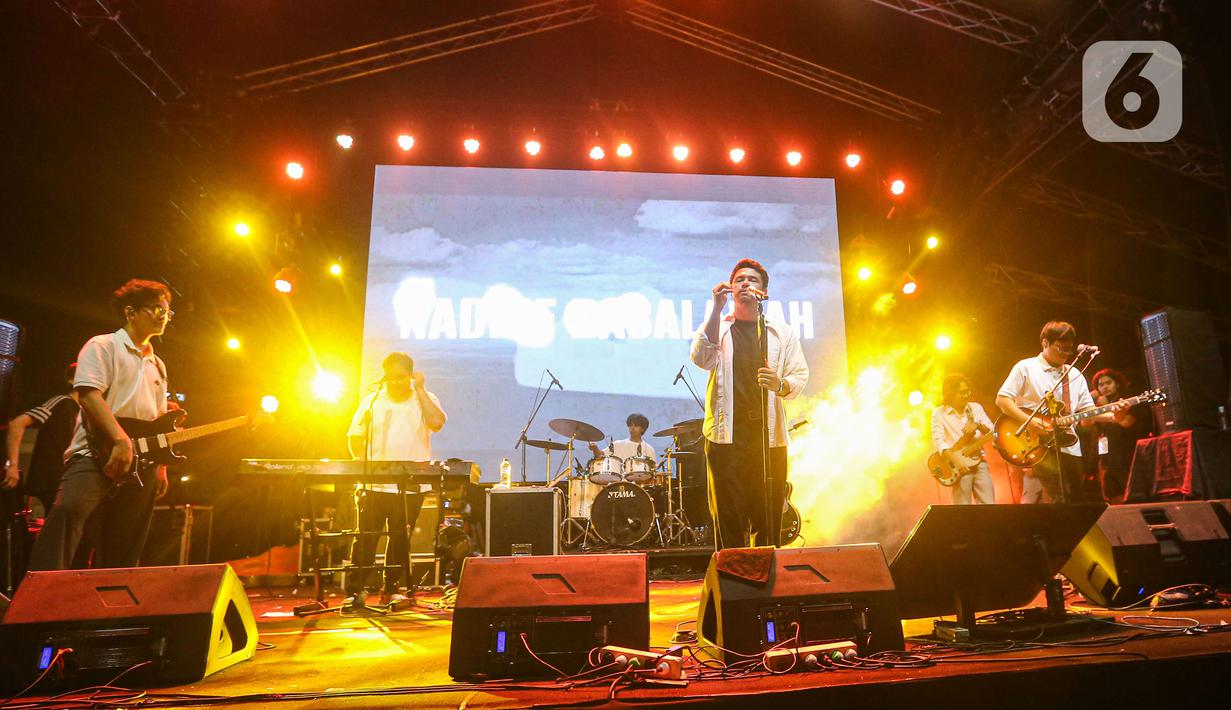 Sejumlah musisi dan penyanyi Tanah Air tampil memberikan aksi panggung terbaiknya dalam acara Pertamina Weekend Festival 2024. (Liputan6.com/Angga Yuniar)
