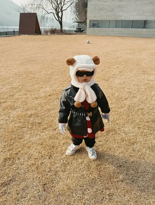 Ameena tampil slay dengan dress merah polkadot, celana panjang dan leather coat hitam.  [@ameenaatta]