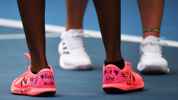 Petenis AS, Coco Gauff memakai sepatu dengan tulisan nomor jersey Kobe Bryant selama pertandingan Australia Terbuka 2020 di Melbourne, Senin (27/1/2020). Para petenis yang meramaikan Australia Terbuka 2020 turut berbelasungkawa atas kepergian legenda basket NBA Kobe Bryant. (Manan VATSYAYANA/AFP)