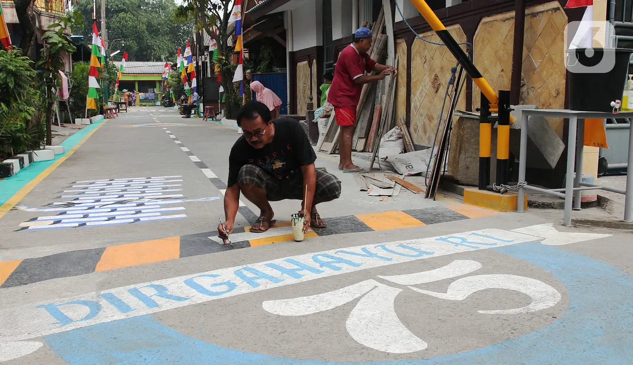 Warga membuat lukisan tiga dimensi (3D) di Jalan Perumahan Bojong Depok Baru 1, RT 03/RW 19 Bojonggede, Bogor, Jawa Barat, Selasa (3/8/2020). Dalam rangka menyambut HUT ke-75 RI, warga berbenah memperindah lingkungan dengan melukis 3D pada jalan. (merdeka.com/Arie Basuki)