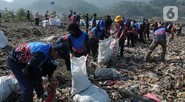 Warga bersama anggota TNI, Polri, pemuda karang Taruna melakukan aksi membersihkan sampah di Pantai Loji, Desa Sangrawayang, Pelabuhan Ratu, Sukabumi, Jawa Barat, Jumat (6/10/2023). (merdeka.com/Imam Buhori)