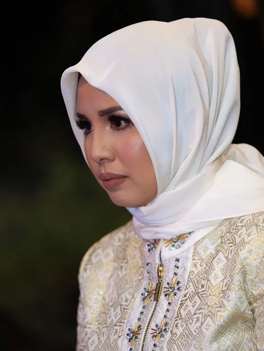 Beberapa hari ini netizen heboh terkait keputusan Rina Nose yang melepas hijabnya. Keputusan itu menuai pro dan kontra di kalangan warganet. Disaat Rina membuka hijab, artis Tya Ariesta minta didoakan berhijab. (Deki Prayoga/Bintang.com)