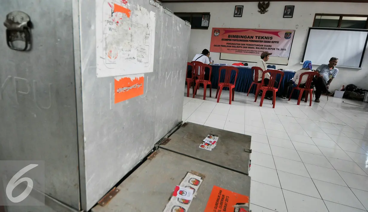 Kotak suara Pilkada di kelurahan Abadijaya, Depok masih dalam kondisi tersegel, Depok, Selasa (8/12). Distribusi logistik Pemilihan Kepala Daerah (Pilkada) Kota Depok berjalan lancar dan aman. (Liputan6.com/Yoppy Renato)