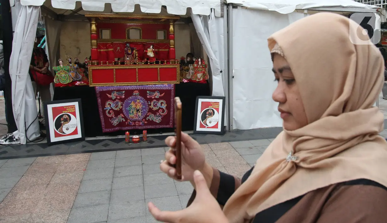 Penampilan wayang potehi di Taman Budaya Dukuh Atas, Jakarta, Jumat (7/2/2020). Pagelaran pertunjukan wayang Tionghoa ini merupakan rangkaian kebudayan imlek yang di gelar oleh Pemprov DKI Jakarta. (Liputan6.com/Angga Yuniar)