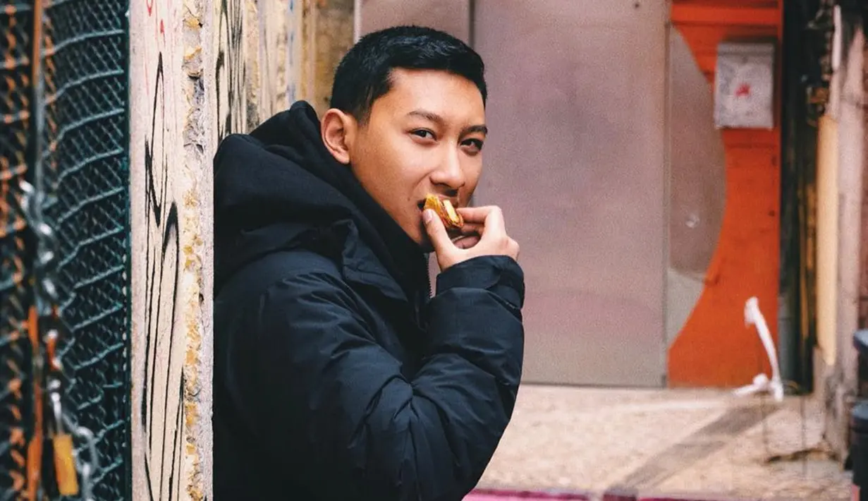 Ada yang menyebut Darma mirip Tommy Soeharto, namun ada juga yang menyebut Darma mirip dengan Soeharto. Jadi pebisnis sukses di usia muda, sepupu Khirani Trihatmodjo ini sering jalan-jalan sampe luar negeri. Tak sedikit netizen yang salut dengan anak sulung Tommy Soeharto ini. Berbeda dari sepupu yang lainnya, Darma Mangkuluhur cukup aktif potret aktivitas dan foto dirinya di Instagram. (Liputan6.com/IG/@darmamh)