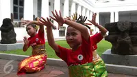 Sejumlah anak berpartisipasi mengikuti flash mob tari tradisional pendet asal Bali di Museum Nasional Indonesia, Jakarta, Sabtu (23/4). Kegiatan ini menyambut peringatan ulang tahun Museum Nasional Indonesia pada 24 April 2016 (Liputan6.com/Angga Yuniar)