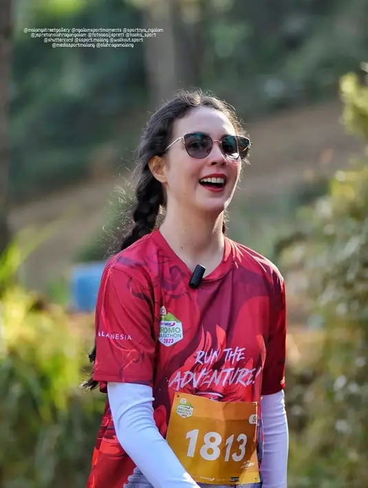 Tampilan bak ABG dari Arumi Bachsin semakin terlihat dengan rambut yang dikepang dua [@arumibachsin_94]