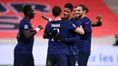 Pemain Prancis merayakan gol yang dicetak Benjamin Pavard ke gawang Swedia pada laga lanjutan Grup 3 UEFA Nations League di Stade de France, Rabu (18/11/2020) dini hari WIB. Prancis menang 4-2 atas Swedia. (AFP/Franck Fife)