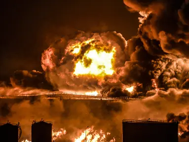 Asap dan api mengepul dari fasilitas minyak Aramco menyusul laporan serangan pemberontak Yaman di Kota Jeddah, Arab Saudi, 25 Maret 2022. Pemberontak Yaman mengatakan mereka menyerang fasilitas minyak Arab Saudi tersebut sebagai bagian dari gelombang serangan pesawat tak berawak dan rudal. (AFP)