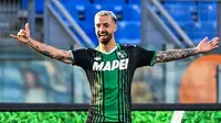Penyerang Sassuolo, Francesco Caputo, tampil mengejutkan di Serie A 2019-2020 setelah sukses mencetak 19 gol. (AFP/Vincenzo Pinto)