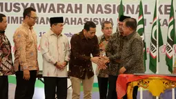 Koordinator Presidium Majelis Nasional KAHMI terpilih periode 2017-2022 Kamrussamad menyalami Wapres Jusuf Kalla pada penutupan Musyawarah Nasional (Munas) Korps Alumni Himpunan Mahasiswa Islam ke-10 di Medan, Minggu (19/11). (Liputan6.com/Pool/KAHMI)