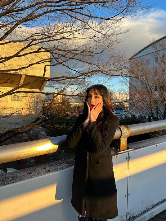 <p>Dengan rambut panjang yang berponi membuat Lyodra disebut mirip Lisa BLACKPINK. [instagram/lyodraofficial]</p>