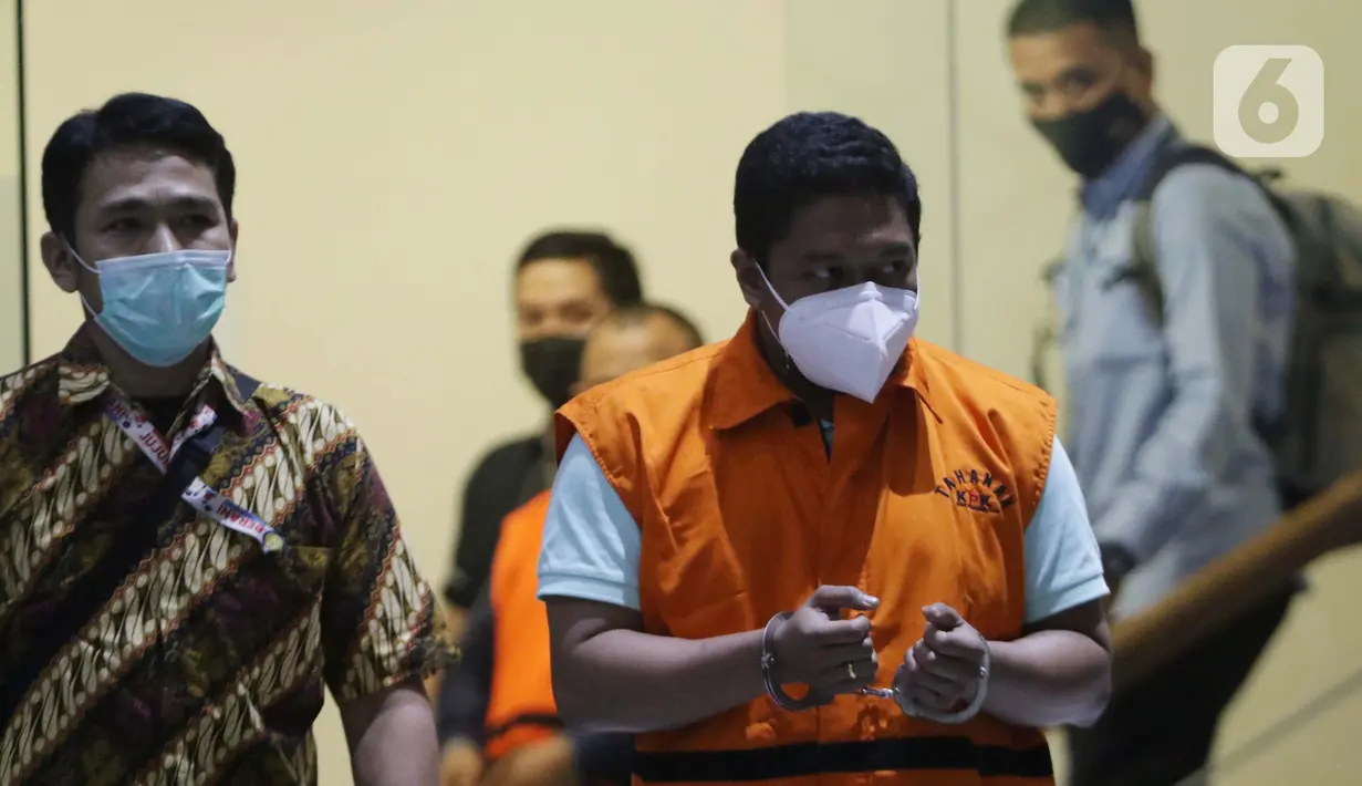 Petugas menggiring penyidik KPK, Stepanus Robin Pattuju (kanan) usai menjalani rilis penahanan di Gedung KPK, Jakarta, Kamis (22/4/2021). Stepanus ditahan sebagai tersangka kasus dugaan penerimaan hadiah terkait penanganan perkara Wali Kota Tanjung Balai 2020-2021. (Liputan6.com/Helmi Fithriansyah)