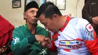 Menpora Imam Nahrawi mengunjungi seorang kakek yang bernama Soeharto di Surabaya.