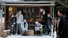 Tsukimi Ayano berjalan melewati boneka-bonekanya yang dipajang di sebuah sekolah dasar di desa kecil Nagoro, Jepang, 16 Maret 2019. Nagoro merupakan desa kecil yang ditinggali 27 penduduk dan 270 boneka. (KAZUHIRO NOGI/AFP)