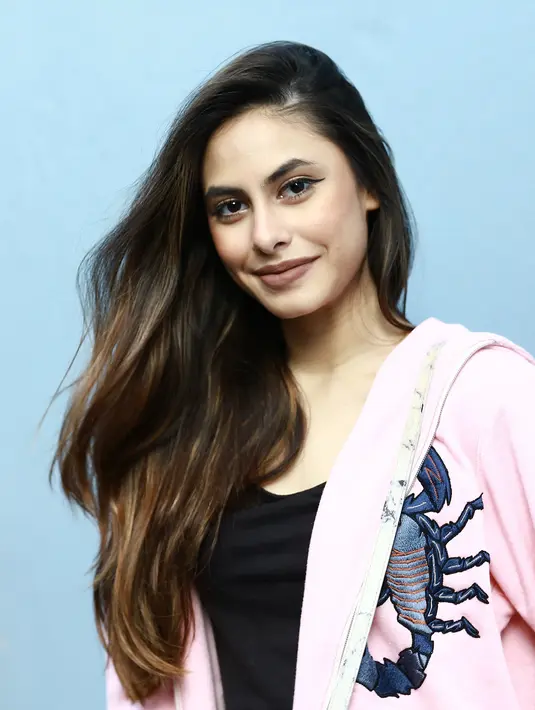 Sedangkan sang ibu, saat putrinya ingin melanjutkan juga telah mempersiapkan mentalnya. Bahkan, Ina Thomas sangat mendukung pilihan putrinya tersebut. Berbeda dengan ayahnya, Jeremy Thomas yang tidak bisa jauh dengan anak-anaknya. (Galih W. Satria/Bintang