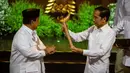 Momen perayaan ulang tahun ke-17 Partai Gerindra diwarnai dengan pemberian sebuah keris untuk Presiden Republik Indonesia ke-7 Joko Widodo yang diserahkan langsung oleh Presiden Republik Indonesia Prabowo Subianto. (ADITYA AJI/AFP)
