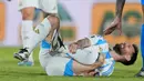 Sang juara dunia itu takluk 1-2 dari tuan rumah Paraguay. Lionel Messi yang dijaga ketat bek lawan tampak kesulitan menembut tembok pertahanan tuan rumah. (AP Photo/Jorge Saenz)