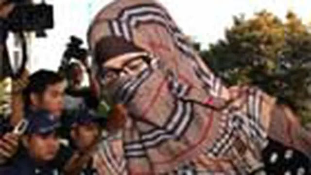 Neneng Tiba di KPK Memakai Cadar