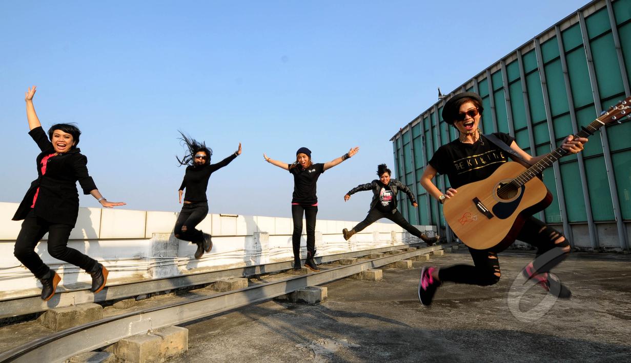 SHE (Sound and Harmony Eclectic) yang terbentuk sejak 26 Februari 2000 ini pernah memiliki dua orang vokalis sebelum Destyn. Band SHE saat menyambangi kantor Liputan6.com di SCTV Tower, Jakarta, Rabu (20/5/2015). (Liputan6.com/Faisal R Syam)