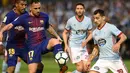 Pemain Barcelona, Paco Alcacer berebut bola dengan bek Celta Vigo Jonny Otto pada laga pekan ke-33 La Liga di Estadio de Balaidos, Selasa (17/4). Tampil dengan sepuluh pemain, Barcelona harus puas dengan hasil imbang 2-2. (MIGUEL RIOPA / AFP)