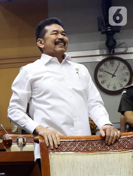 Jaksa Agung ST Burhanuddin saat menghadiri rapat kerja dengan Komisi III DPR di Kompleks Parlemen, Jakarta, Kamis (16/1/2020). Dalam rapat ini ST Burhanuddin menjelaskan perkembangan kasus dugaan korupsi PT Asuransi Jiwasraya (Persero) kepada Komisi III DPR. (Liputan6.com/Johan Tallo)