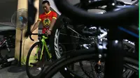 Pebalap Indonesia, Fatahillah Abdullah, mengecek sepedanya sebelum berlomba di Tour de Singkarak. Jumat (2/10/20). (Bola.com/Arief Bagus)