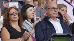 Orang tua mendiang Diogo Jota, Isabel Silva (kiri) dan Joaquim Silva tampak menghadiri laga Liga Inggris 2025/2026 melawan Manchester City di Molineux Stadium, Wolverhampton, Inggris, Sabtu (16/08/2025). (AP Photo/Dave Shopland)