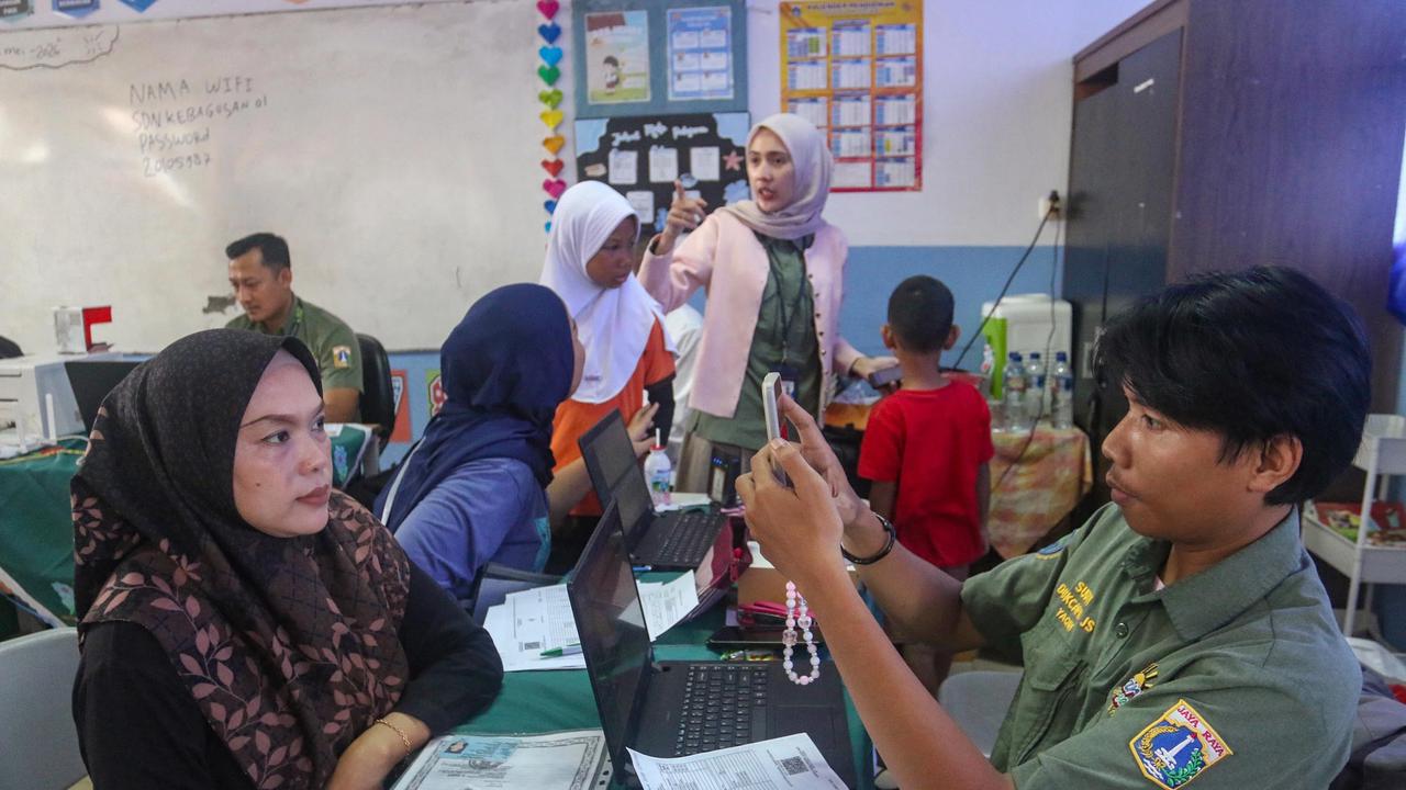 FOTO: Antusias Siswa dan Orang Tua Manfaatkan Layanan Kependudukan di SDN Kebagusam 01