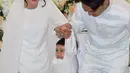 Momen ini menjadi lebih istimewa karena kehadiran putra Yasmine yang terlihat nyaman berada di sisi Arifin. Dalam salah satu foto, Arifin dengan penuh kasih membangun interaksi dengan sang anak, menunjukkan bahwa ia tidak hanya menerima Yasmine, tetapi juga siap menjadi bagian dari keluarga kecilnya. Kedekatan ini menjadi bukti bahwa hubungan mereka bukan sekadar antara dua insan, tetapi juga menyatukan hati yang lebih luas. (Liputan6.com/IG/@yxsmine.ow)