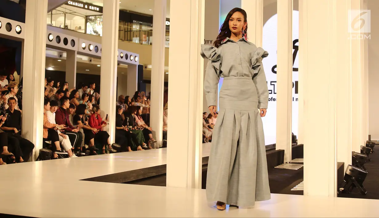 Aktris Karina Nadila memperagakan busana karya perancang Tities Sapoetra dalam Fashion Nation 2018, Jakarta, Jumat (20/4/). (Liputan6.com/Herman Zakharia)