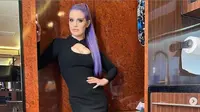 Penampilan Kelly Osbourne yang turun berat badan 38 kilogram usai menjalani operasi pengecilan lambung (dok.instagram/@kellyosbourne/https://www.instagram.com/p/CKFCN4PFrHN/Komarudin)