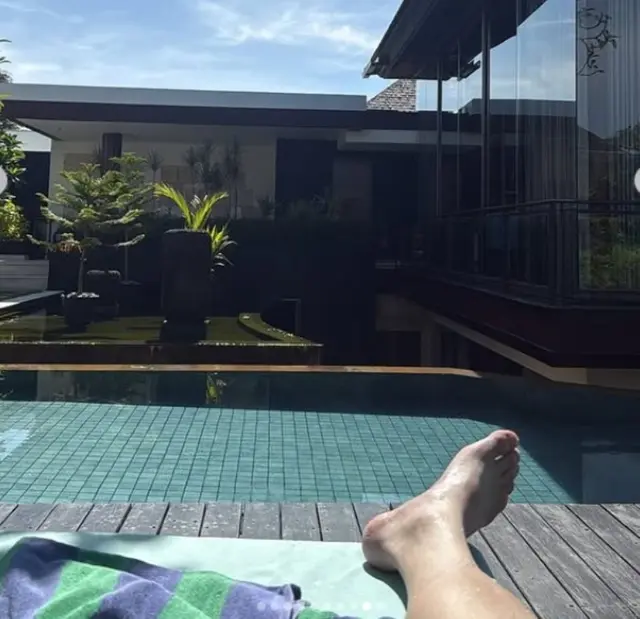 Momen Choi Hyun Wook liburan di Bali, gayanya santai bak warga lokal