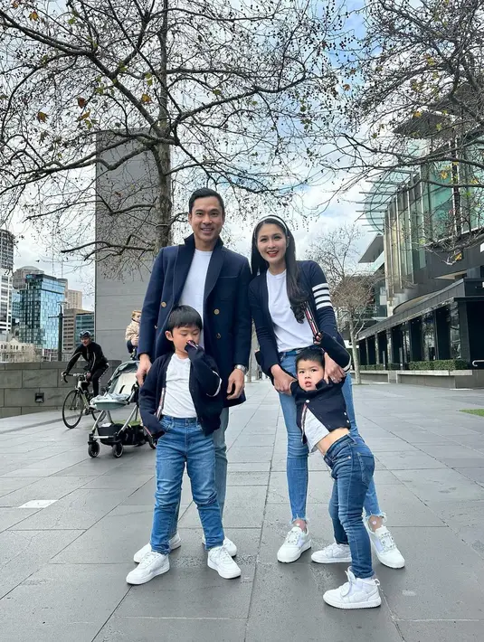 Tak jarang keduanya menunjukkan kekompakan dengan tampil kembaran head-to-toe bersama buah hati. [@sandradewi88]