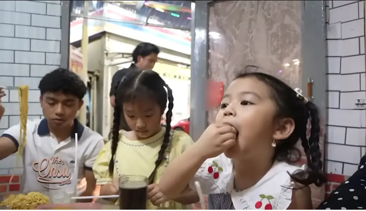 Ruben Onsu dan Sarwendah kerap menikmati makanan sederhana seperti di pinggir jalan. Potret sederhana juga terlihat dari anak-anaknya. Meski dikenal salah satu selebriti kaya raya, anak-anak Ruben juga menunjukkan kehidupan sederhana. [Youtube/The Onsu Family]