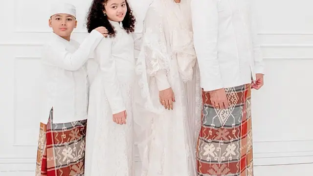Krisdayanti, Raul Lemos, dan keluarga. (Foto: Atan Lemos, Instagram @krisdayantilemos)