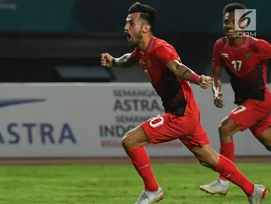 Penyerang Indonesia, Stefano Lilipaly berselebrasi usai mencetak gol ke gawang Hong Kong pada pertandingan terakhir Grup A sepak bola Asian Games 2018 di Stadion Patriot Candrabhaga, Senin (20/8). Indonesia menang 3-1. (Kapanlagi.com/Agus Apriyanto)