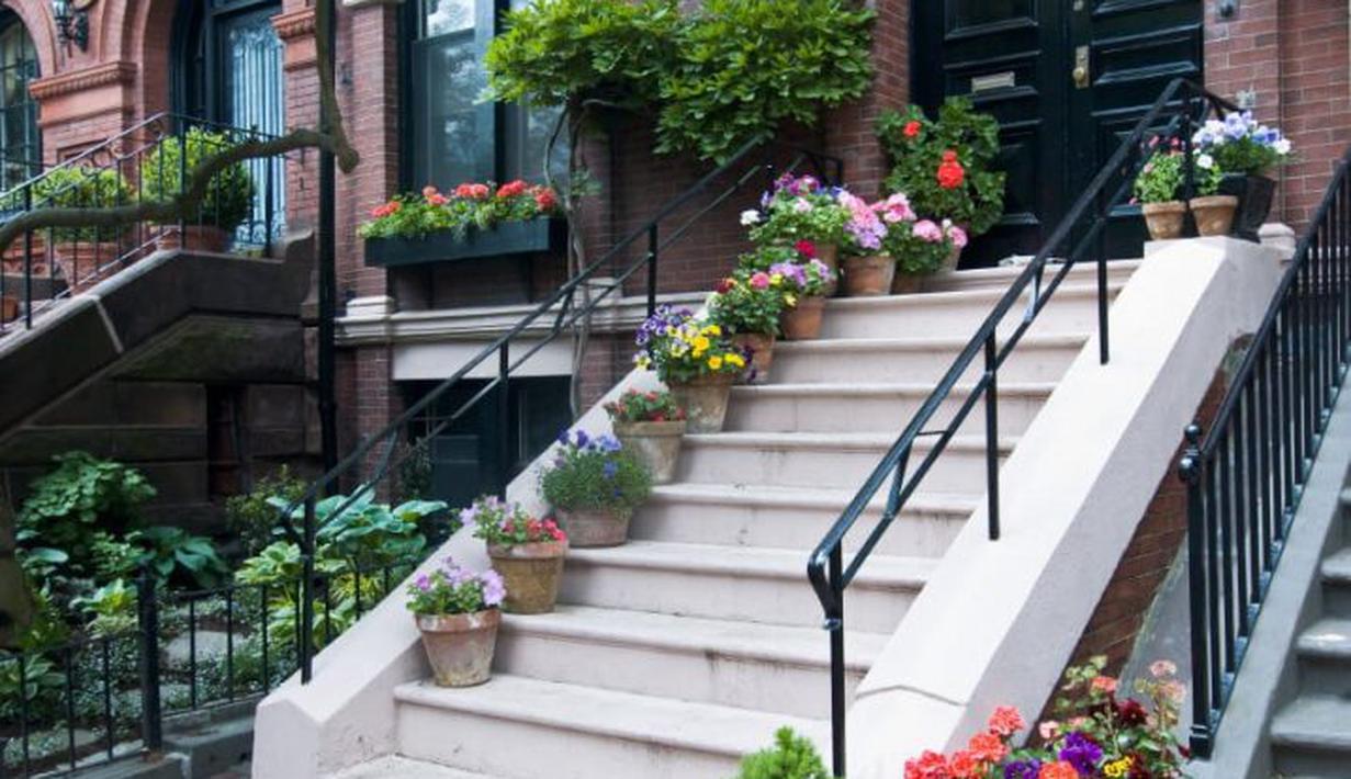 10 Cara Percantik Tangga Depan Rumah Dengan Pot Pot Bunga