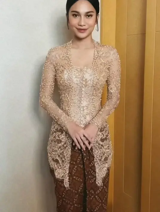 Dipadukan bawahan kain coklat batik beserta pump heels Manolo blahnik warna putih buckle silver. [@azizahsalsha_].