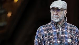 Mantan pemain sepak bola dan aktor Prancis, Eric Cantona, meninggalkan ruangan setelah menghadiri upacara pemakaman aktor Prancis-Denmark, Niels Arestrup, di luar Gereja Saint-Roch di Paris, pada 10 Desember 2024. (STEPHANE DE SAKUTIN/AFP)