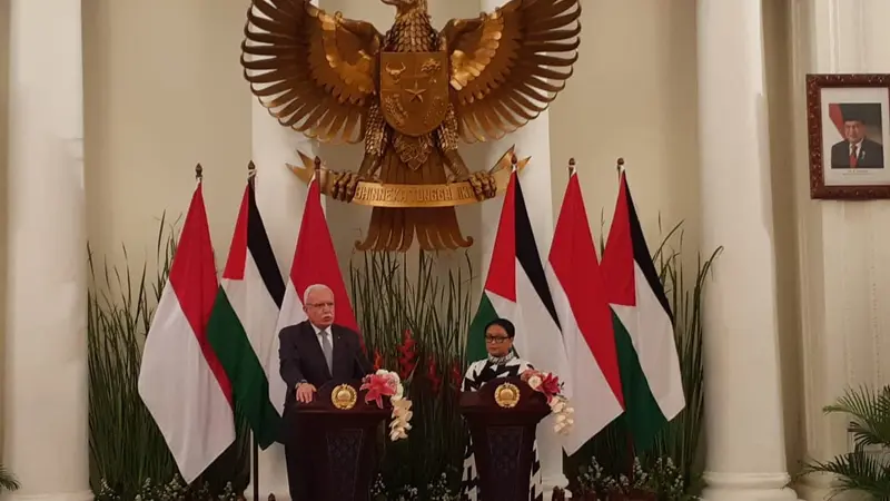 Menteri Luar Negeri Palestina Riyad al-Maliki dan Menteri Luar Negeri RI Retno Marsudi di Kemlu RI, Jakarta (16/10) (Rizki Akbar Hasan / Liputan6.com)